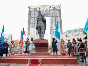 Премьер Якутии Кирилл Бычков возложил цветы к памятнику Платону Ойунскому