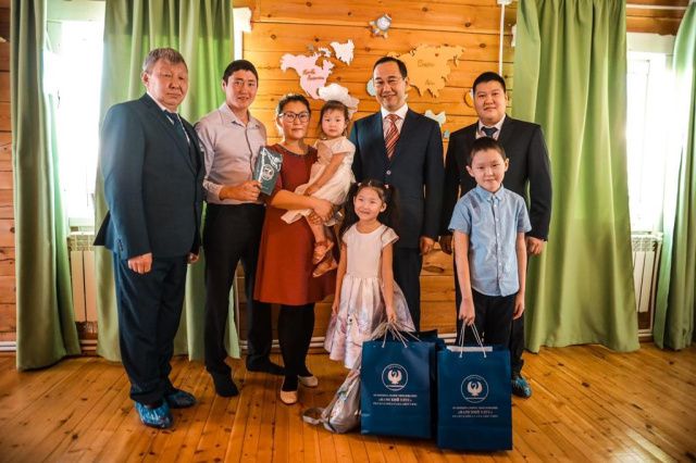 Айсен Николаев обсудил механизмы поддержки сельского хозяйства с молодой семьей Парниковых