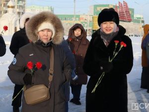 Якутяне возложили цветы к мемориальной плите «Город-герой Сталинград»