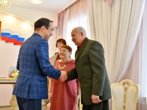 Глава Якутии поздравил с золотой свадьбой семейные пары из Алдана