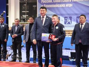 В Усть-Алданском районе дали старт чемпионату Якутии по вольной борьбе памяти Николая Тарского