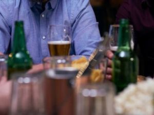 В Нюрбинском улусе во время застолья мужчина похитил у знакомых телефоны и деньги