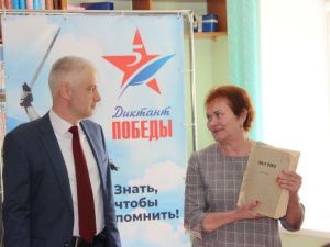 Александр Кошуков подарил библиотеке Беркакита книгу «Якутия» 1927 года