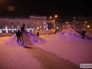 Школьница получила перелом копчика после катания с горки на площади Орджоникидзе