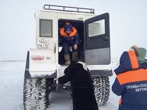 В Якутии спасатели эвакуировали женщину с двухгодовалым ребенком, попавших в пургу