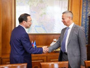 Айсен Николаев обсудил с директором Фонда развития территорий вопросы переселения из аварийного жилья