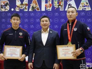 Министерство спорта Якутии наградило чемпионов мира по мас-рестлингу