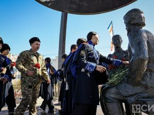 В честь Дня города Якутска к памятнику Семену Дежневу и Абакаяде возложили цветы