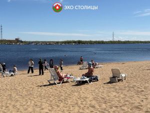 В Якутске открылся пляж. Люди уже загорают!