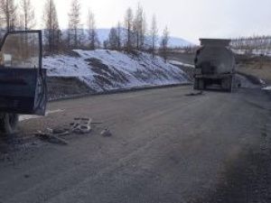 В Якутии на трассе столкнулись большегруз «Вольво» и «Тойота Ленд Круизер Прадо»