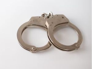 Житель Якутска обманом получил у знакомого 150 тысяч рублей, пообещав передать эти деньги полицейским в качестве взятки