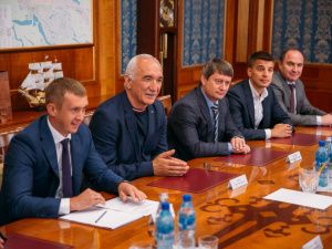 Представители футбольного союза подарили Айсену Николаеву мяч с автографами игроков сборной страны