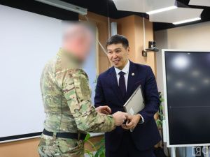 В Якутске состоялось традиционное вручение национальных ножей бойцам специальной военной операции