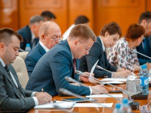 В Якутске на совещании с сенаторами Совфеда обсудили борьбу с нелегальным бизнесом