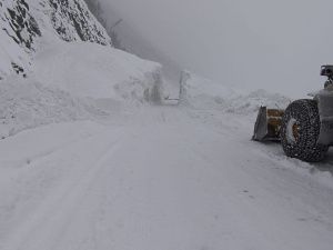 Видео: последствия снежной лавины на трассе «Колыма» в Якутии