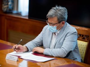 Айсен Николаев поручил ускорить темпы вакцинации от коронавируса 