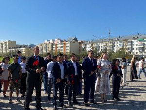 В Якутске в День 82-й годовщины Курской битвы возложили цветы к монументу «Воинам-победителям»