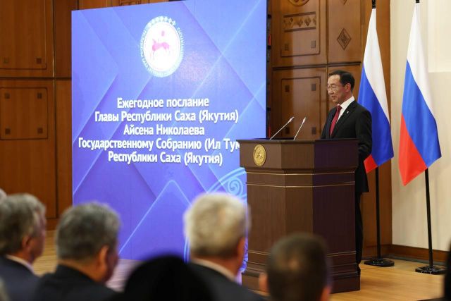 Айсен Николаев учредил премии для победителей и призеров Всероссийских олимпиад школьников