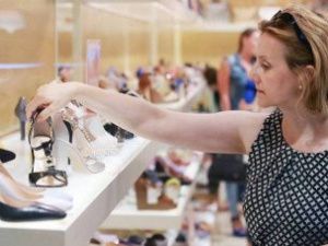 Небольшие магазины одежды и обуви заработают на первом этапе снятия ограничений