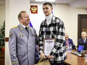 «Проявили мужество при спасении людей»: в Якутии наградили юных героев
