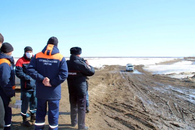 Спасатели выявили нарушителей на закрытой ледовой переправе Якутск — Нижний Бестях