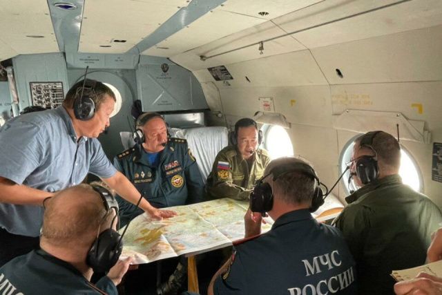 Министр МЧС России и Глава Якутии совершили облёт пожаров на территории Горного района