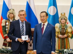 Айсен Николаев вручил якутянам государственные награды в преддверии Нового года