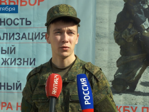 Об ежемесячном денежном довольствии в зоне СВО рассказали в пункте отбора на военную службу по контракту