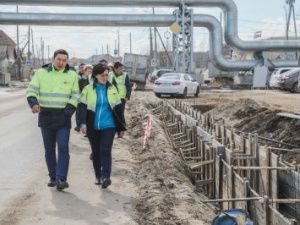 Сардана Авксентьева проверила ход капитального ремонта улицы Чайковского