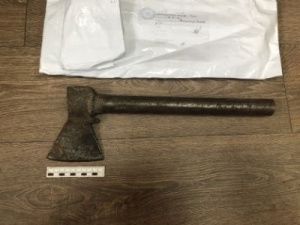 Житель Якутии зарубил мужчину топором, пригрозил убийством другому и скрылся