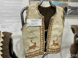 Эвенские костюмы, шахматы из костей оленя: в Якутске открылась выставка мастера Елизаветы Потаповой