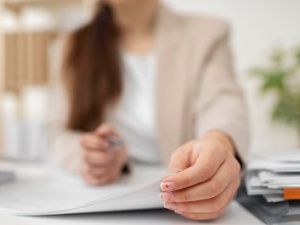 В Усть-Майском районе работница детсада обвинена в мошенничестве