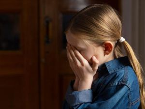 В Якутске посетитель торгового центра нанес телесные повреждения школьнице: Взыскана компенсация