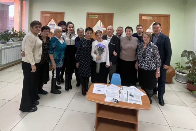 Семью, отметившую бриллиантовую свадьбу, поздравили в Томпонском районе