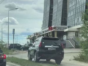 В Якутске водитель ехал по тротуару: Выписан штраф
