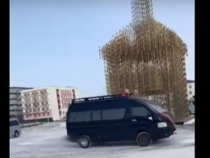 Устроившие "дрифт" в сквере "Ворота Якутска" водители свадебного кортежа оштрафованы