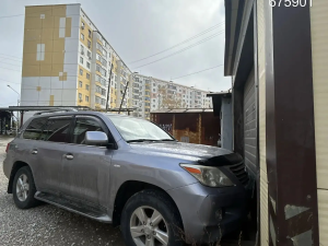 Владелец незаконного гаража на Шавкунова, 80 блокирует его вывоз
