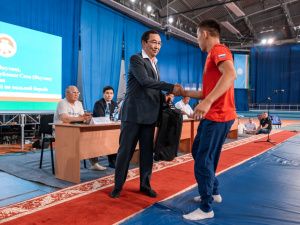 Айсен Николаев вручил сборной Якутии по вольной борьбе спортивную экипировку