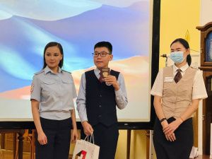 В Якутске юным горожанам торжественно вручили паспорта ко Дню Конституции РФ