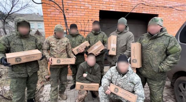 Бойцы из Якутии получают новогодние подарки