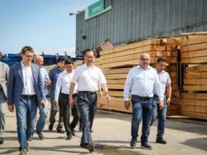 Айсен Николаев проверил работу модернизированной линии лесопромышленного комплекса «Алмас»
