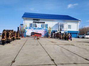 У Пункта ожидания АО «АК «ЖДЯ» на причале Нижний Бестях встретили первый маршрутный автобус из Чурапчи