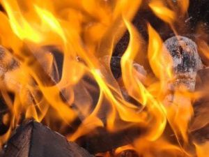 Женщина получила сильные ожоги при тушении горящей травы