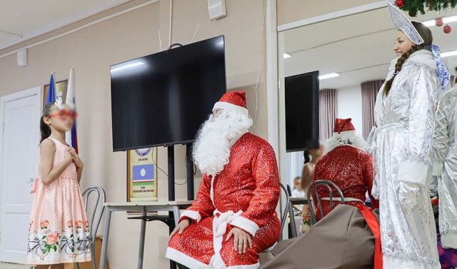 Сотрудники УФСИН порадовали детей представлением с Дедом Морозом и Снегурочкой