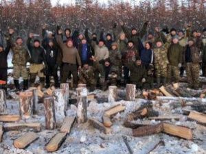 В Якутии активисты заготовили дрова для ремонта школы