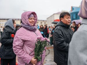Премьер Якутии Кирилл Бычков возложил цветы к памятнику Платону Ойунскому