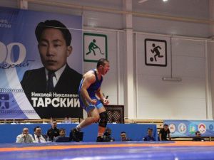 Фоторепортаж. Главные схватки чемпионата Якутии по вольной борьбе