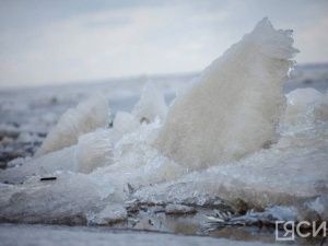 Снегоход с супружеской парой провалился под лед в Среднеколымском районе