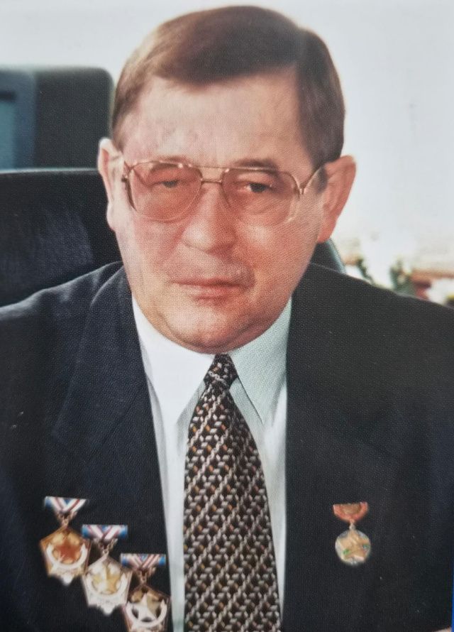 "«Мы тогда прошли все. И остановки производства были, и касками стучали, на рельсы садились...."
