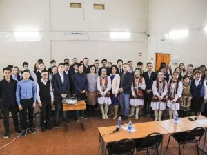 Сардана Авксентьева и Владимир Федоров провели открытые уроки в школах Якутска